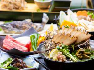 【お夕食】あわび煮貝・和牛の富士山溶岩焼き・ほうとうなど、計10～14品の自慢の郷土料理をご用意します♪