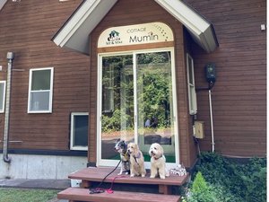 「COTTAGE　MUMIN」の外観：入り口は二重になっててワンちゃんの飛び出しにも安全です