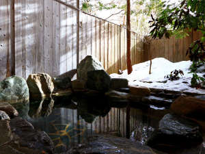 【女湯-露天風呂】冬は雪見風呂をたのしめます