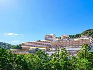 「ウェスティン都ホテル京都」の【ホテル外観】古都・東山を一望できる高台に立ち、豊かな自然に恵まれたホテル。