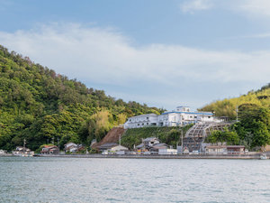 *【外観】西郷湾を一望できる絶景の宿で、心がゆれる癒しのひと時をお過ごしください。