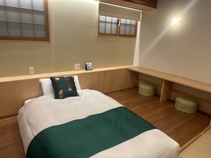 秋田の森をイメージ。緑色をベースにしているお部屋。熟睡するためのエアウィーヴ製セミダブルベット
