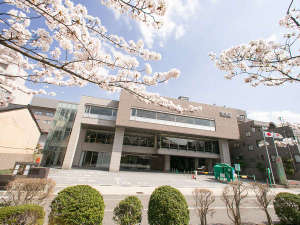 「ＫＫＲホテル金沢（国家公務員共済組合連合会金沢共済会館）」のホテル正面　桜の時期はおすすめです。