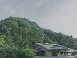 「鬼無里の湯　ホテル＆コテージ」の緑の里山