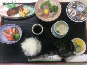 夕食の一例（仕出し料理「あらやま」より）