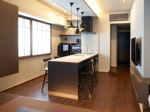 「ＣＯＣＯＳＨＵＫＵ赤坂Ｐｒｅｍｉｕｍ」の【Peninsula Dining】（34㎡）開放感と機能性をあわせ持つ、壮美なペニンシュラキッチンが特徴の客室です。