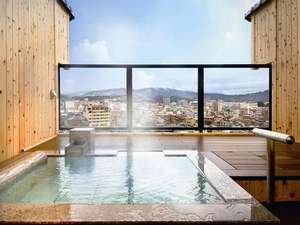 晴れた日には、飛騨の山並を眺めてのご入浴がお楽しみいただけます。（客室露天風呂の一例）