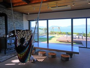 「Ｓｅａｓｉｄｅ　Ｖｉｌｌａ　ＳＡＳＡＯ」の美しい眺めをハンモックでゆらゆら堪能。テレビ40インチ