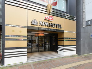 「アパホテル＜ＴＫＰ札幌駅前＞」のホテル正面エントランス