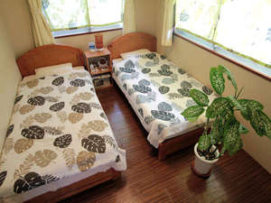 個室のお部屋です。6畳のお部屋にシングルベッドを2つ配置清潔なお部屋でゆっくりおくつろぎください。