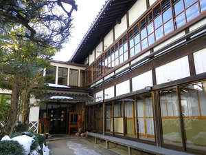 「滝旅館」の*建物はまるで神社の様な造り。静かな環境でお寛ぎ頂けます。