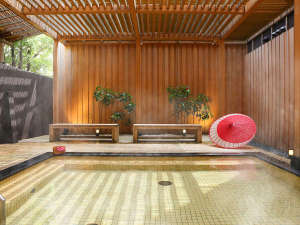 「大江戸温泉物語　あわら」の心も身もほっと癒される、趣あふれる露天風呂。