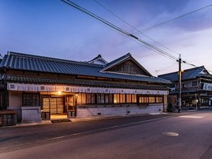 「ＮＩＰＰＯＮＩＡ　ＨＯＴＥＬ　八女福島　商家町」の八女福島の伝建地区のほぼ中央に位置する元酒蔵の建物がフロントとレストランを兼ね備えた客室棟へ