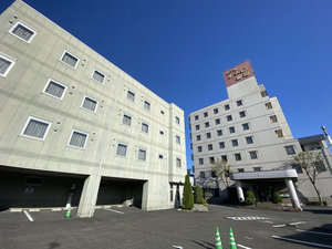 「ホテルルートイン島田吉田インター」の本館と別館の外観