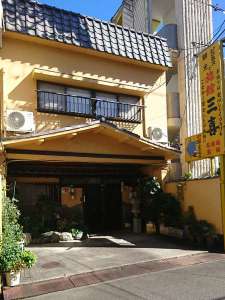 「三喜旅館」の静岡駅から徒歩8分。周りは閑静な住宅街で落ち着いて過ごせます