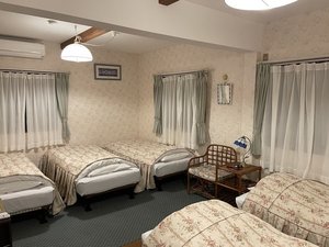 小グループやご家族向けの202号室。広々とした部屋で、3つの窓から自然と庭の花々を楽しめます。