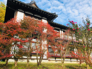 「ましこ悠和館」の*秋の外観／周辺は美しい紅葉に包まれます