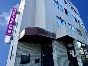 「ビジネスホテル平谷」の*熊野市駅から徒歩でスグ！JRをまたぐ歩道から当館の看板を見つけていただけると思います！