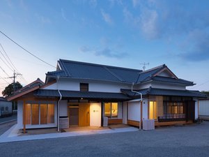 「ＦＡＲＭＳＴＡＹ御幸通りごえん」の外観夕暮れ