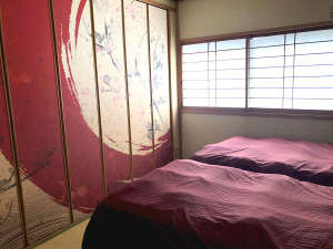 「ＧＵＥＳＴ　ＨＯＵＳＥ　桜こまち」の・純和風なお部屋：シングルベッド2台を設置