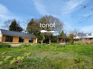 「ｔｏｎｏｔ」ののと鉄道が真横を通る、里海里山の自然の中でゆっくりとお過ごしください。若手陶芸作家オーナーの宿