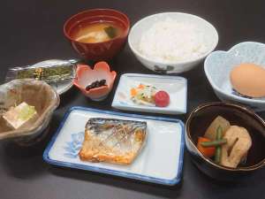 魚や季節の野菜等を使った手作り料理の小鉢等日替わり和朝食をご用意いたします。