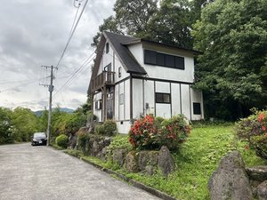 「山樹荘」の露天風呂・檜の内風呂のある貸別荘です。広い庭と屋根のあるテラスでBBQも楽しめます。