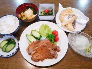 *【食事/夕食一例】夕食は家庭料理スタイルでボリューム満点！