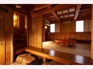 【離れ特別室】木の蔵はメゾネットタイプの木材の重厚間溢れる造り。