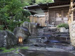 「桜田温泉　山芳園」の桜田温泉の玄関は池と緑溢れ、鳥の歌声でお迎えしております。