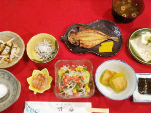 中平の和朝食(一例)　　お魚をメインにバランスの取れた和朝食をご用意致します。