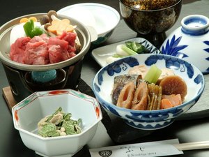 メインのお料理2品＋小鉢・漬物・ご飯・汁物となります。　※汁物はメインが鍋料理の場合は付きません。