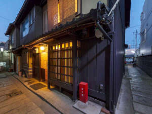 「町家レジデンスイン　熊秀庵」の京都の趣ある町家（町屋）一棟貸しの古民家宿。キッチン付きで自炊も可能ですが、部屋食プランもおすすめ。