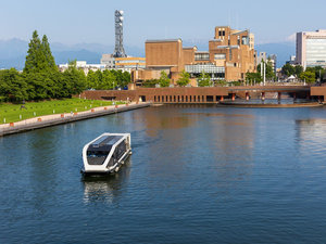 「快適ウェルネスホテルとやま自遊館」の徒歩3分の場所に環水公園がございます。散歩など絶好の立地です。