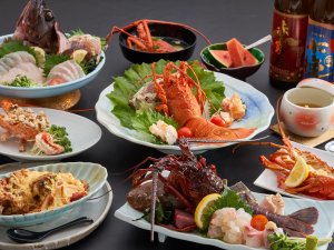 7種類の伊勢海老料理が豪快に並ぶ、極【きわみ】コース。