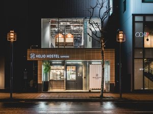 「HELIO　HOSTEL　SAPPORO」のHELIO HOSTEL SAPPOROはカフェ、シェアオフィス、ドミトリーからなる複合型の施設。