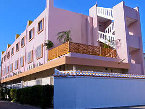 「石垣島ホテルアダン」のピンクの建物が目印です