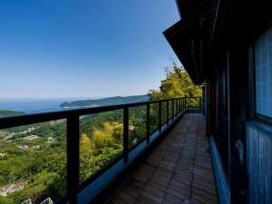 「スイートヴィラオーシャンビュー熱海自然楼」のテラスからの景色