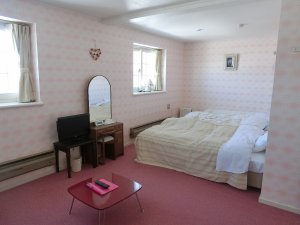 リフォームにより２部屋から１部屋の大部屋誕生！アップル部屋なので赤系の内装ですよ！