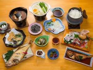 【夕食一例】日本海で獲れた食材で、実（じつ）のあるお料理をお出しいたします♪