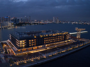 「インターコンチネンタル横浜Ｐｉｅｒ　８」のホテル外観　新港ふ頭に建つ新名所「横浜ハンマーヘッド」に隣接。海からのアクセスも可能
