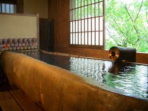 【貸切風呂】樹齢２５０年の松の木を　社長が切り抜いて作った「松の木風呂」
