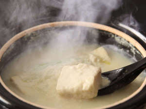 お宿自慢の“驚きのふわふわ豆腐鍋”。“食べる温泉”と言われ、お口の中でとろける食感がたまらない。