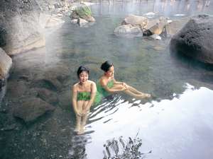 「尻焼温泉　ホテル光山荘」の渓谷を望む絶景の露天風呂