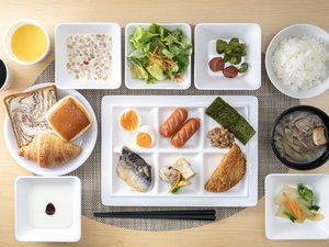 「ながおか温泉　龍馬の湯　スーパーホテル高知天然温泉」の無料朝食ブッフェをたくさん盛り付けるとこんな感じ♪