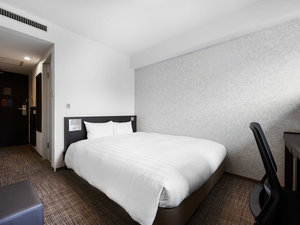 【2023年9月客室リニューアル】スタンダードルームは18平米、154センチ幅ベッドにワイドデスクです。