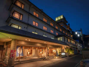 「萩姫の湯　栄楽館」の磐梯熱海駅から歩いて約3分、山あいに立地するアクセスのよい温泉旅館です。