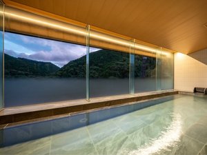 【展望浴場 萩姫の湯】山々を望む2つの浴槽やお一人用サウナ、火照った身体を冷ます足湯露天などあります