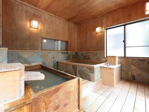 【別邸さくら】お風呂は寝湯にはかけ流しのにごり湯、そして檜風呂と２つの浴槽があり豪華です！