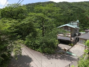「にごり湯の宿　赤城温泉ホテル」の【外観】森の中に佇む静かな温泉宿です。写真には写ってませんが、下には川が流れています。